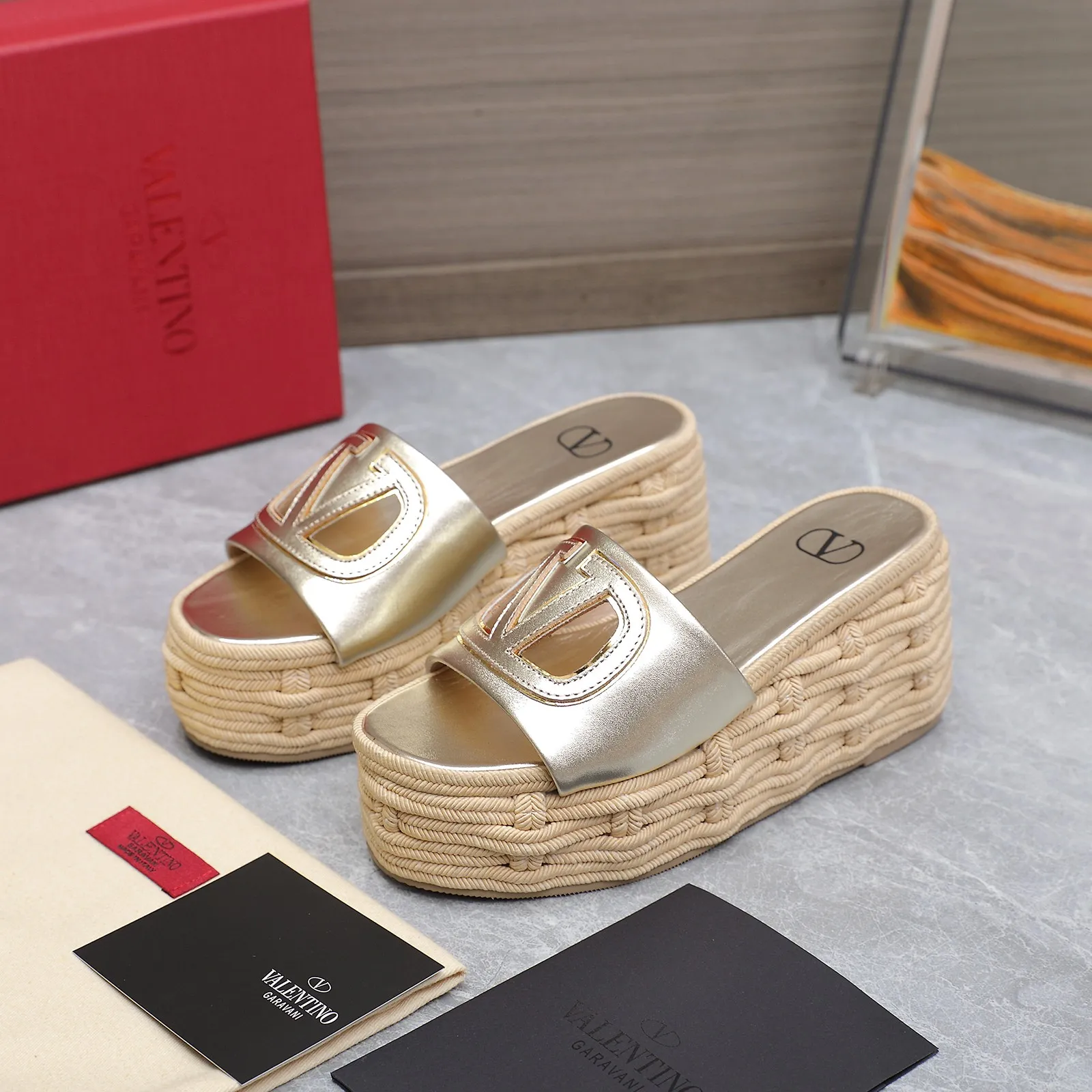 👟👟Ex-factory price 640👟👟The highest version💯💯💯 2024 early spring counter catwalk style updated simultaneously 💗Valentino💗Valentino Wedge hemp rope bottom slippers/follow-up sandals series ——————————Top version Super creative craft design highlights the brand’s unique style, luxury fashion and highly recognizable Exquisite round head, perfect side arc, extremely pure taste, ladylike temperament and full of femininity‼ ️ Upper: Made of imported cowhide. Lining: Made of mixed sheepskin. Italian imported cowhide outsole. Wedge heel back height: 8.5CM. Front height: 5.5CM. Code number: 35-41 (41 customized)